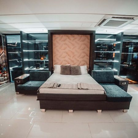 1Million Luxury Suites Medellín Esterno foto