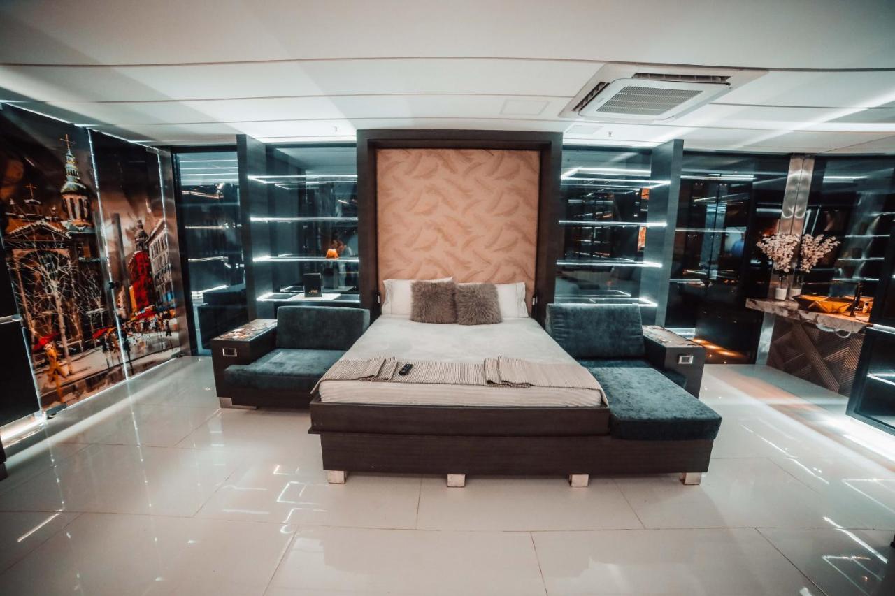 1Million Luxury Suites Medellín Esterno foto
