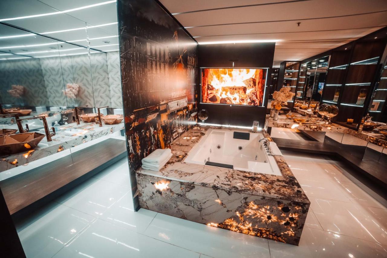 1Million Luxury Suites Medellín Esterno foto
