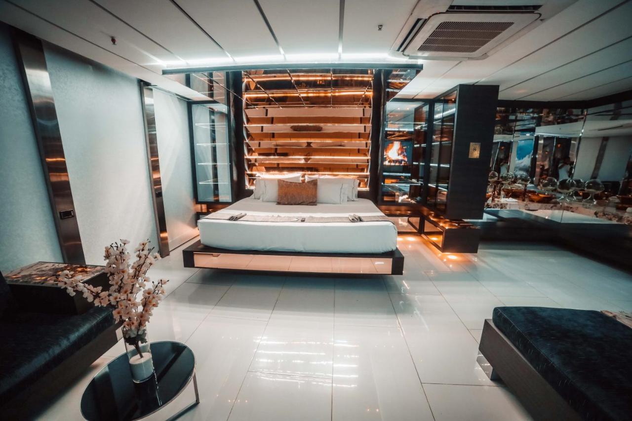 1Million Luxury Suites Medellín Esterno foto