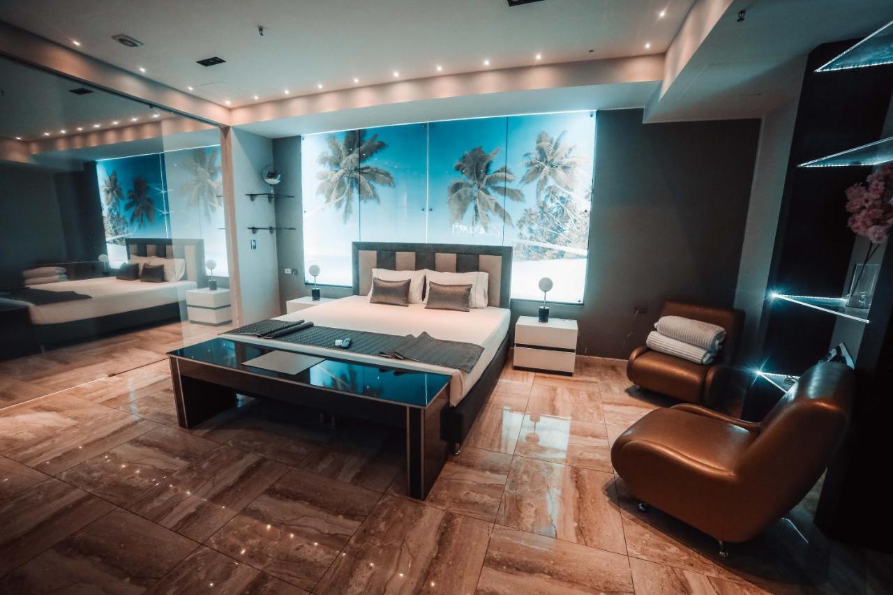 1Million Luxury Suites Medellín Esterno foto