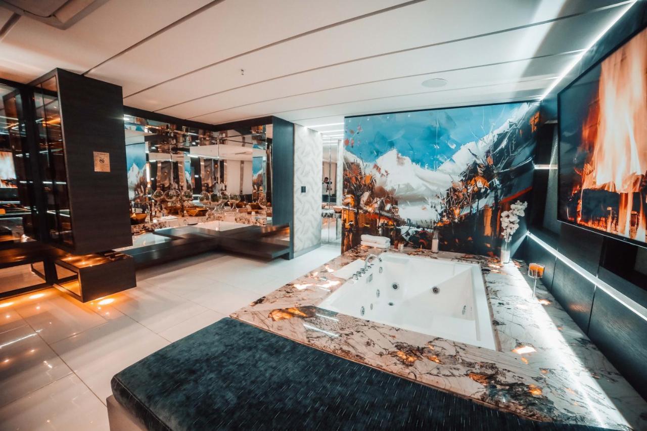 1Million Luxury Suites Medellín Esterno foto