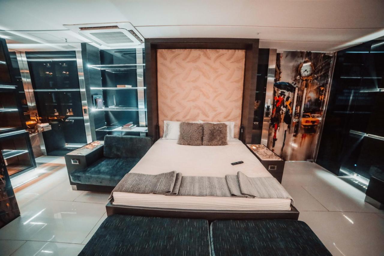1Million Luxury Suites Medellín Esterno foto