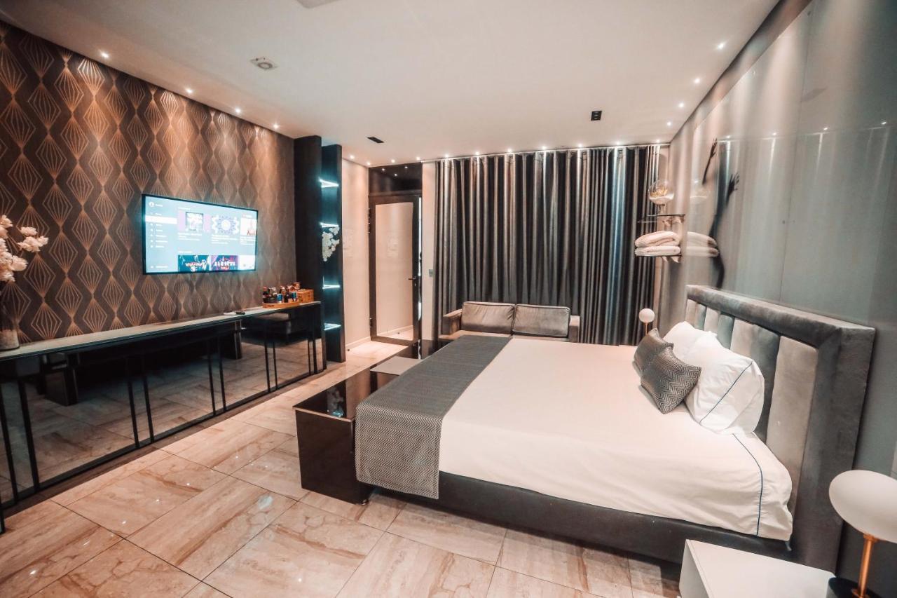 1Million Luxury Suites Medellín Esterno foto