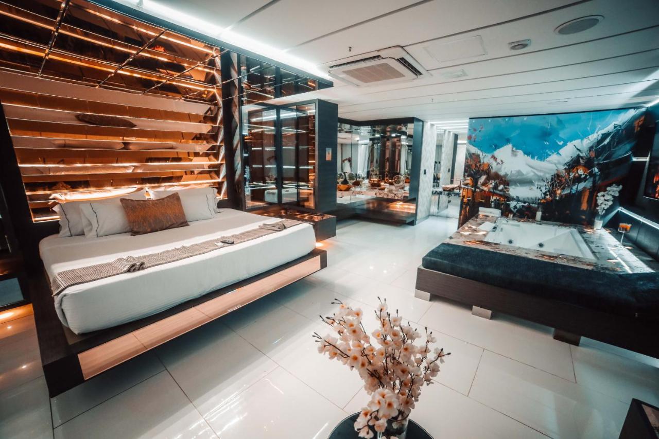 1Million Luxury Suites Medellín Esterno foto