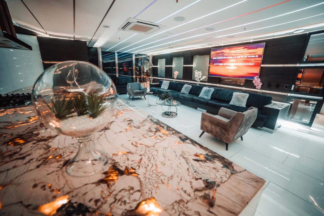 1Million Luxury Suites Medellín Esterno foto