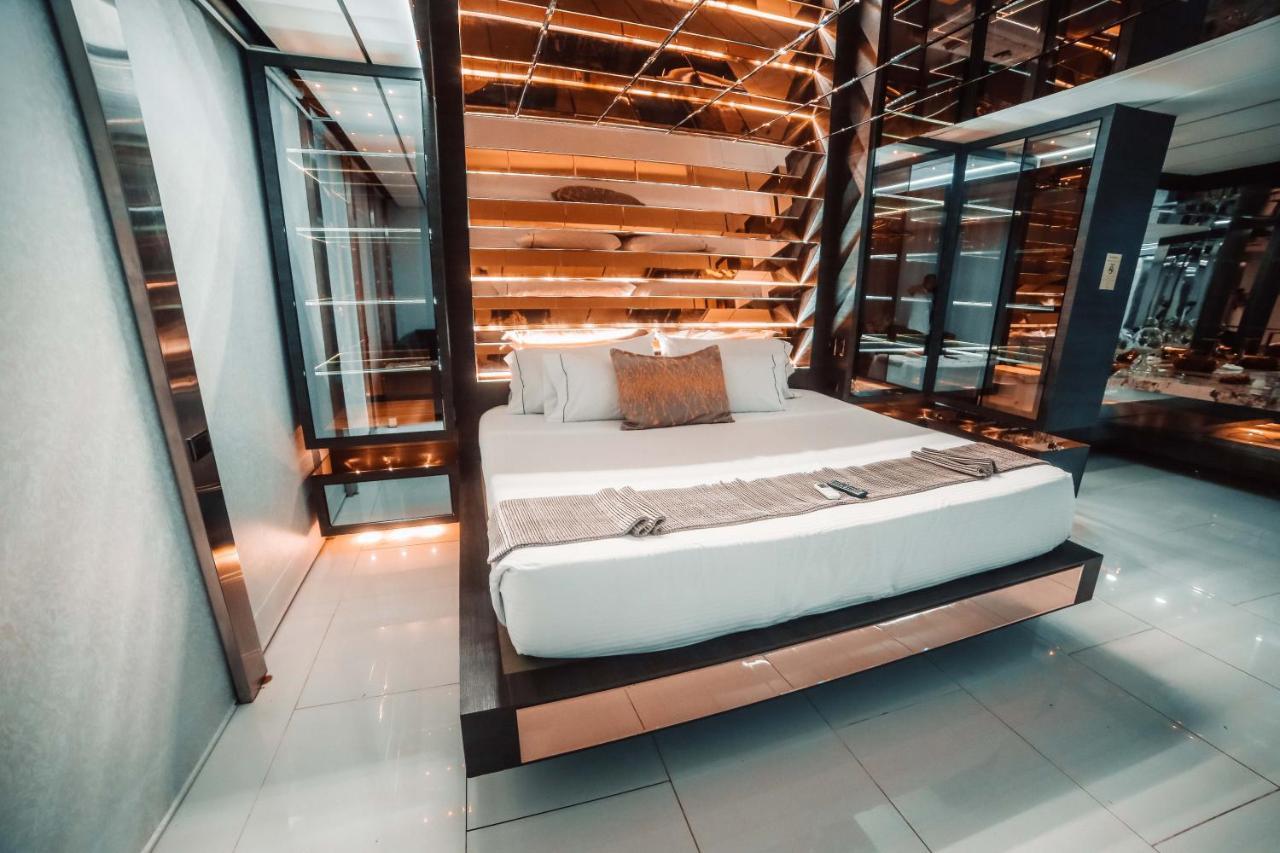 1Million Luxury Suites Medellín Esterno foto