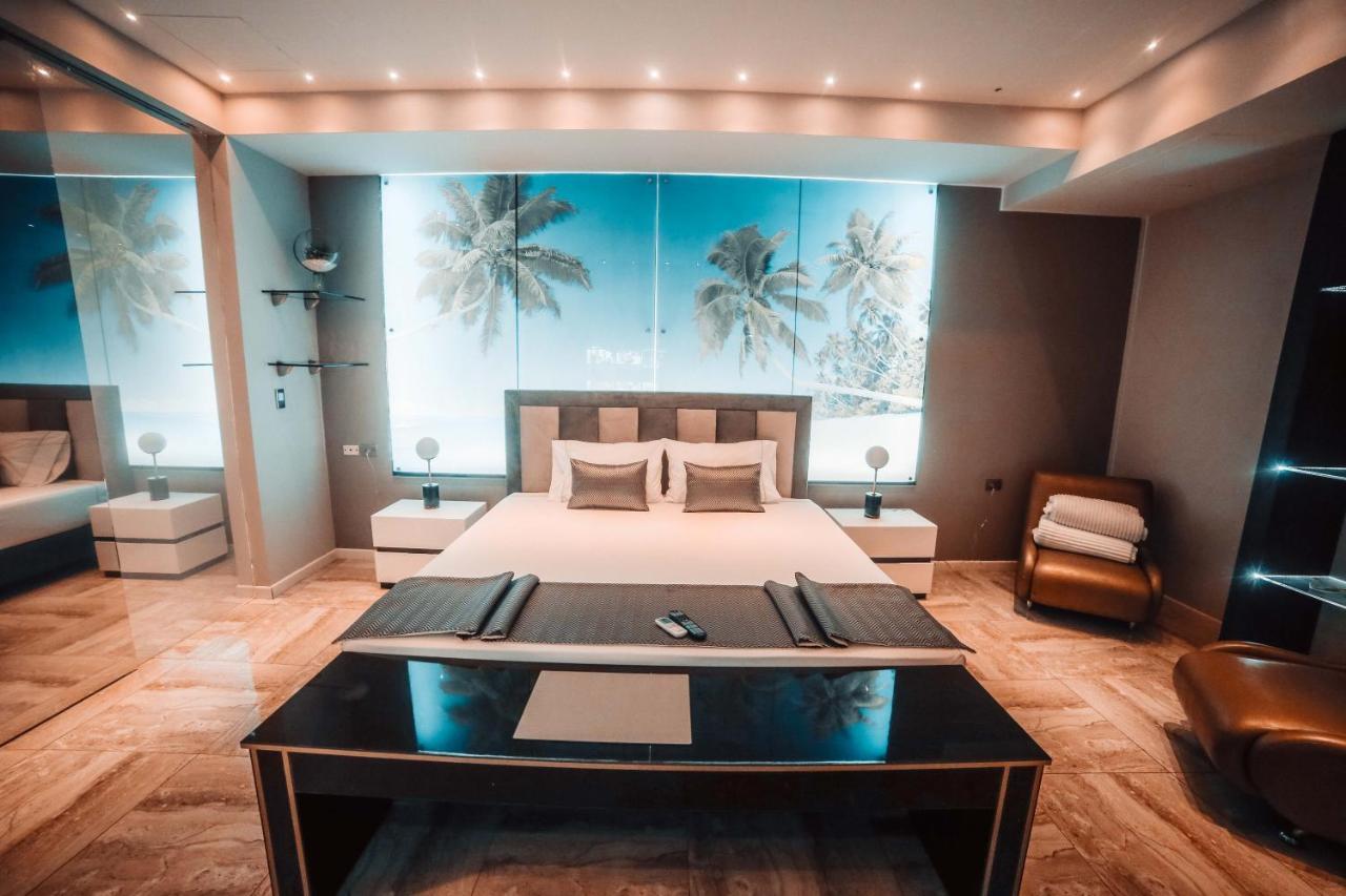 1Million Luxury Suites Medellín Esterno foto