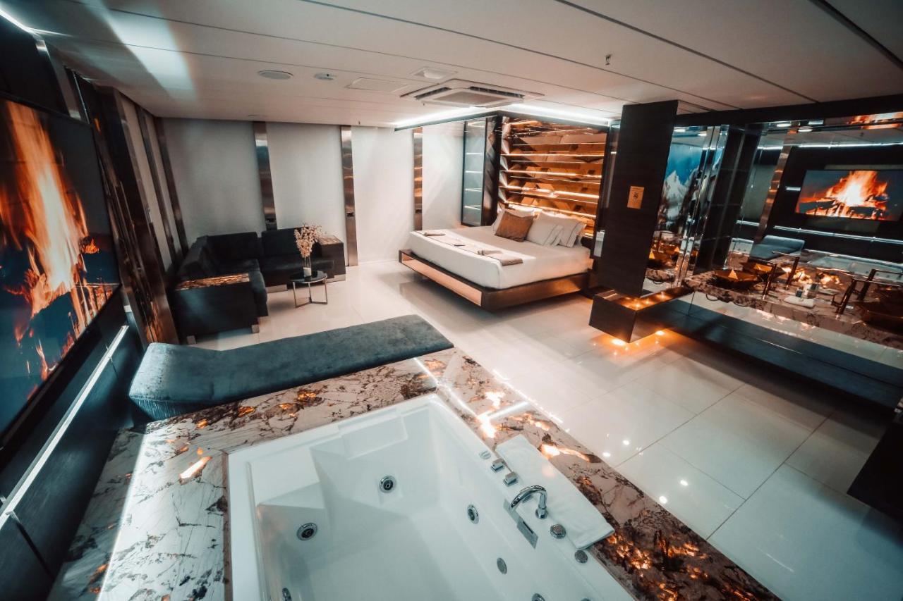 1Million Luxury Suites Medellín Esterno foto
