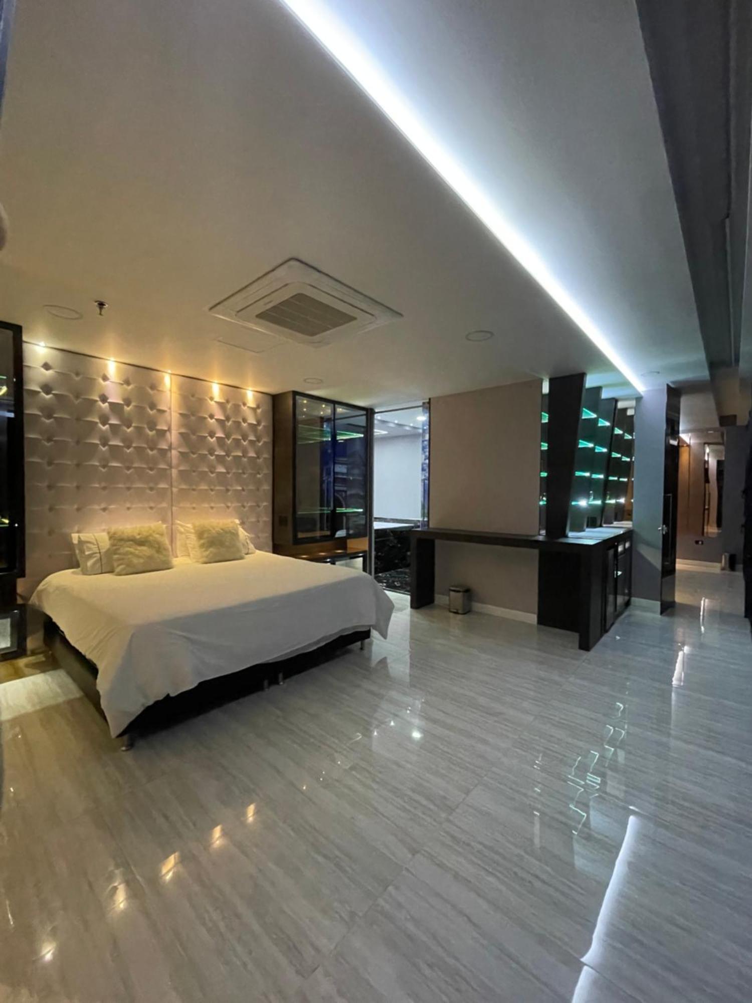 1Million Luxury Suites Medellín Esterno foto