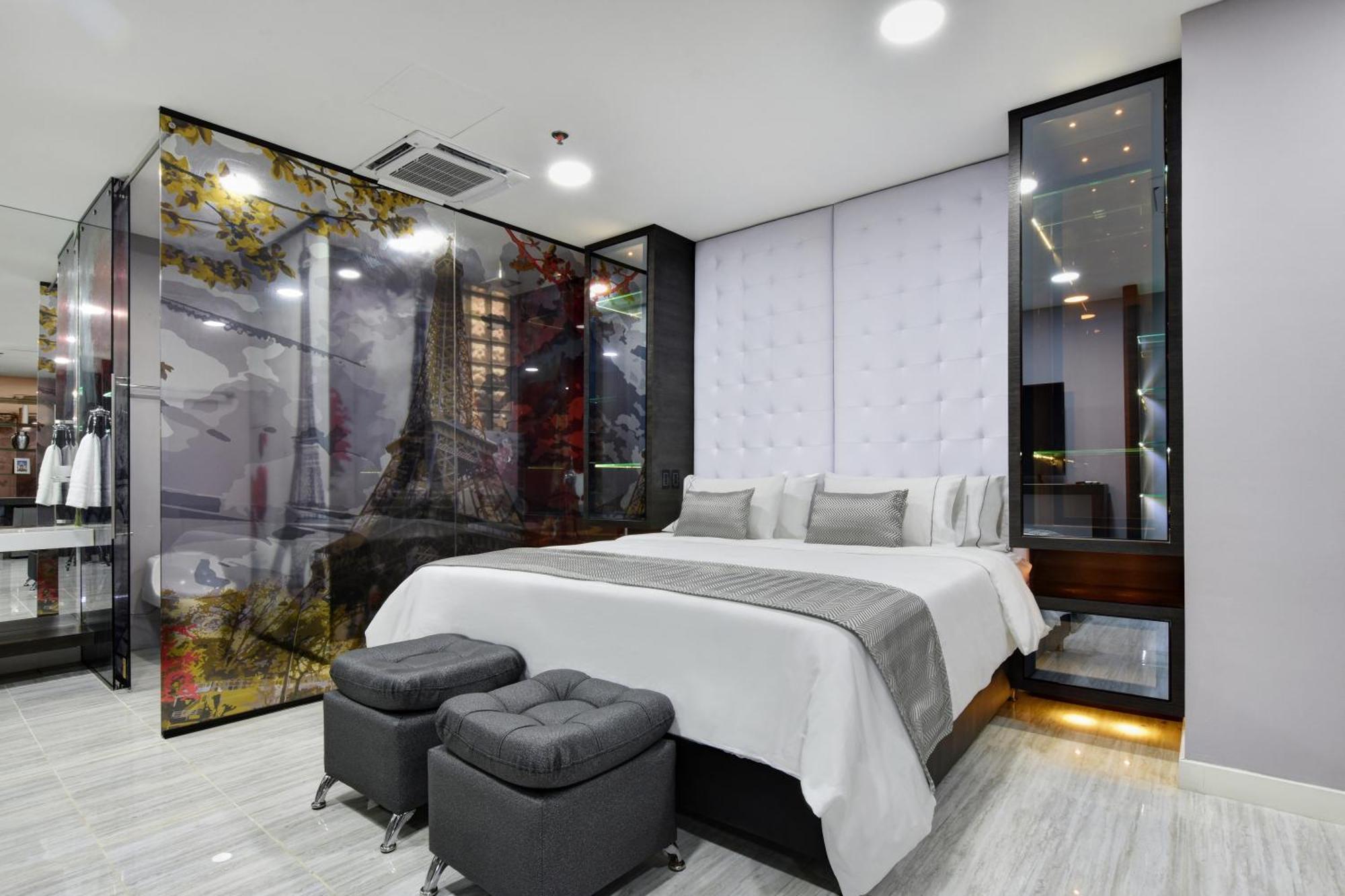 1Million Luxury Suites Medellín Esterno foto