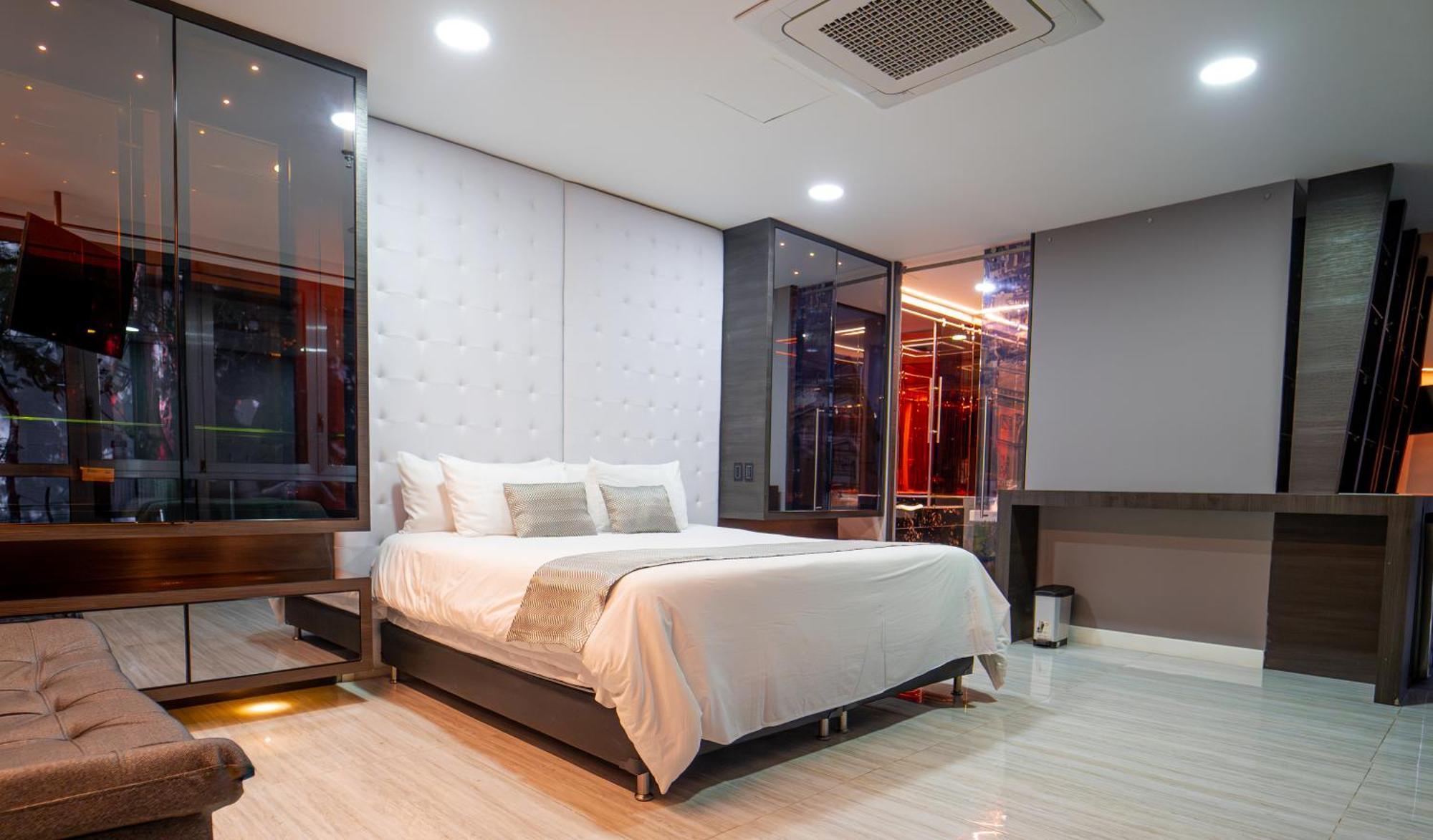 1Million Luxury Suites Medellín Esterno foto