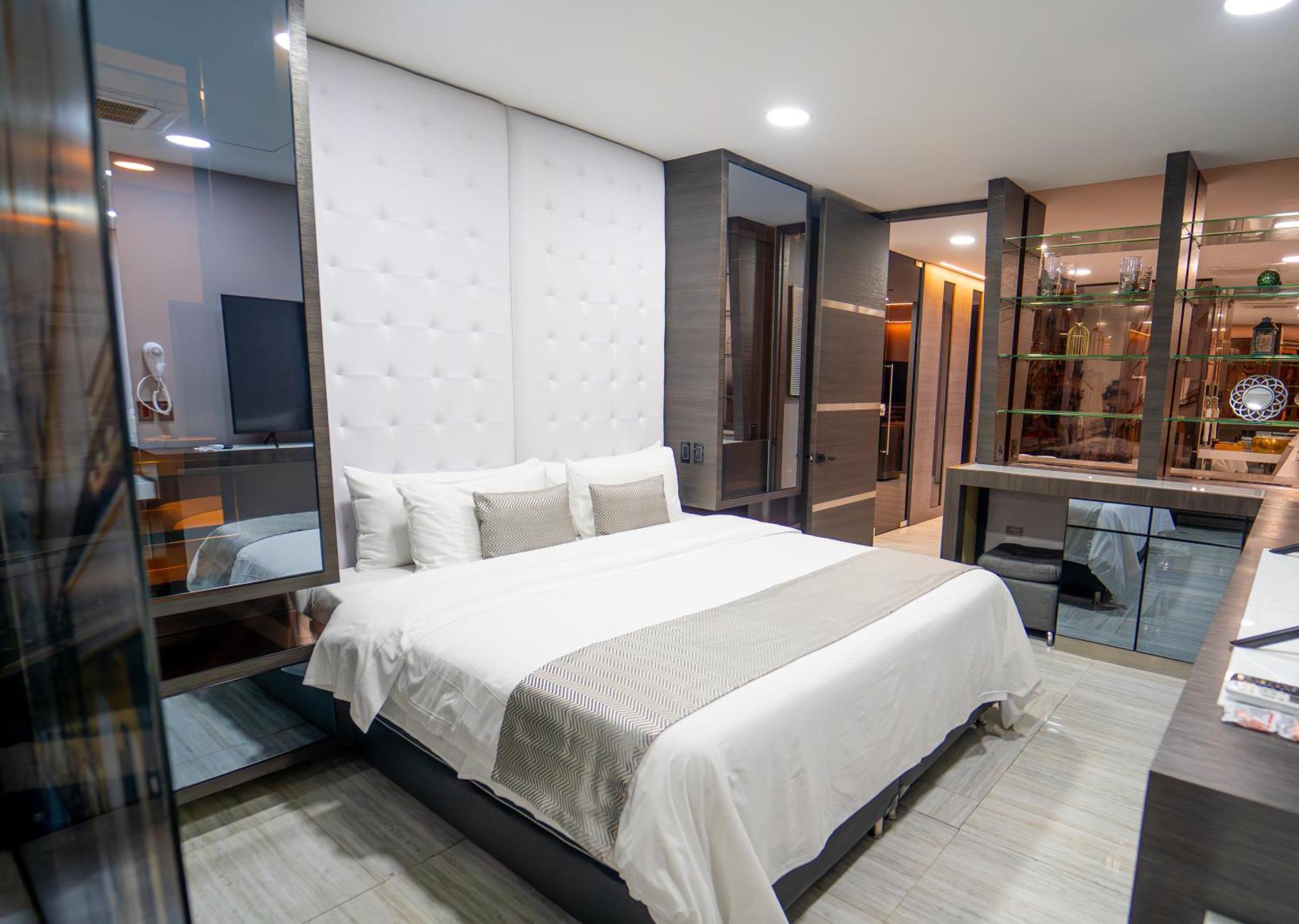 1Million Luxury Suites Medellín Esterno foto