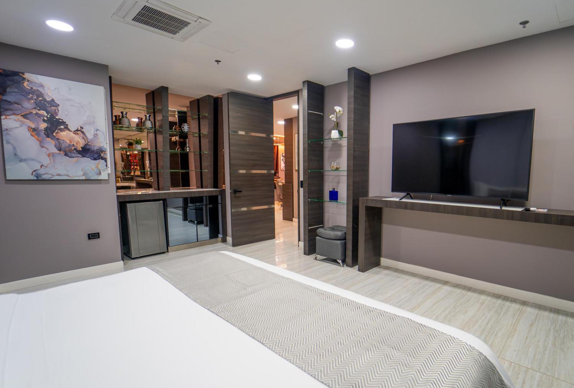 1Million Luxury Suites Medellín Esterno foto