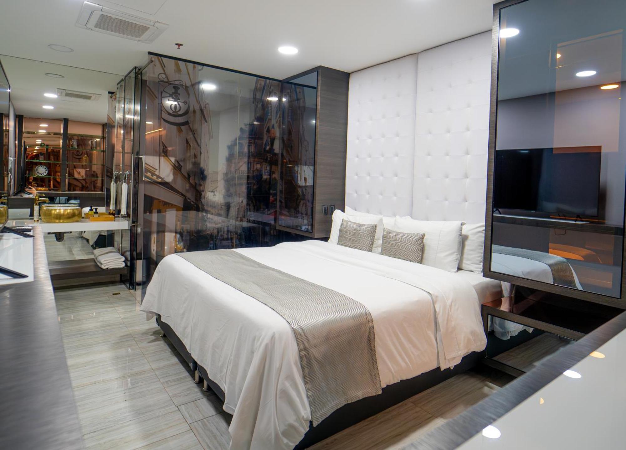 1Million Luxury Suites Medellín Esterno foto